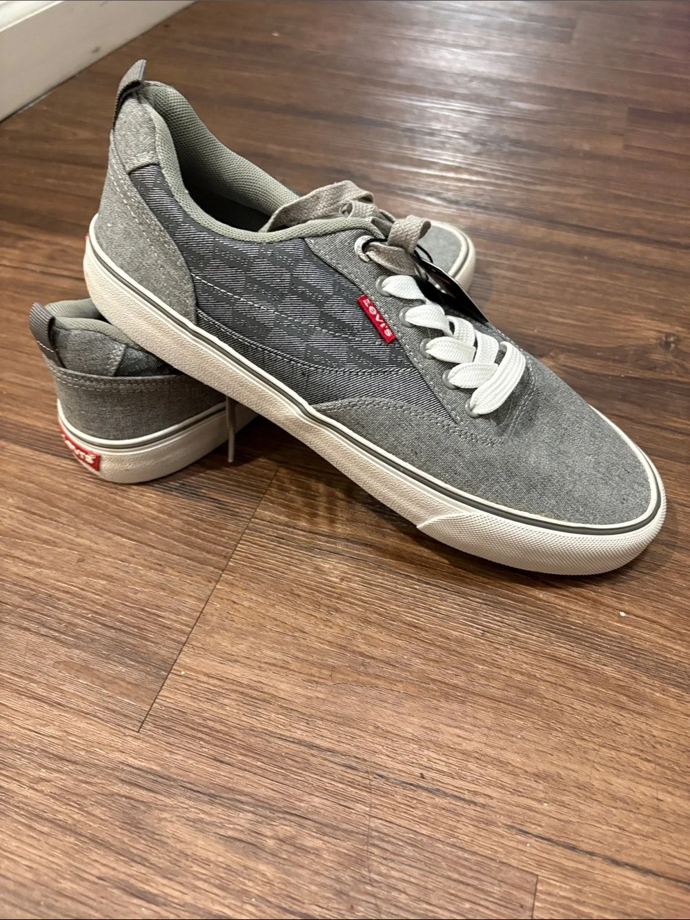 Levi's Men's Gray Canvas Low-Top Sneakers with 2 pair of laces in White and Gray